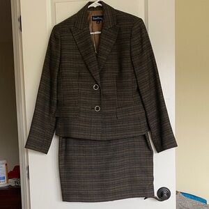 Vintage Evan Picone Blazer/Skirt Set. Perfect condition. Has been dry cleaned.
